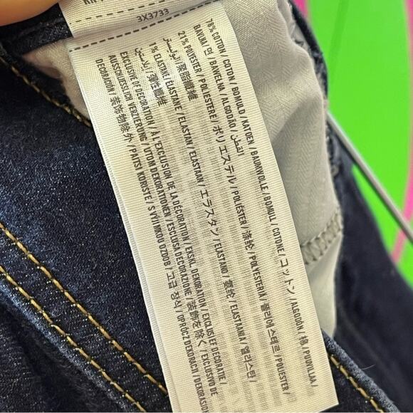 Hollister Midi Short. Dark Wash. Size 7. In excellent condition! - Picture 4 of 5